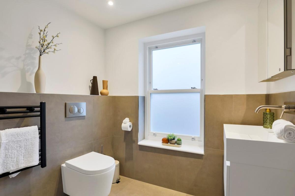 New In Kensington -2 Bedrooms 2 Baths Appartamento